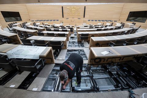 Während im Landtag schon die Umbauarbeiten für die neue Sitzordnung im Plenarsaal laufen, stocken die Gespräche zwischen Grünen
