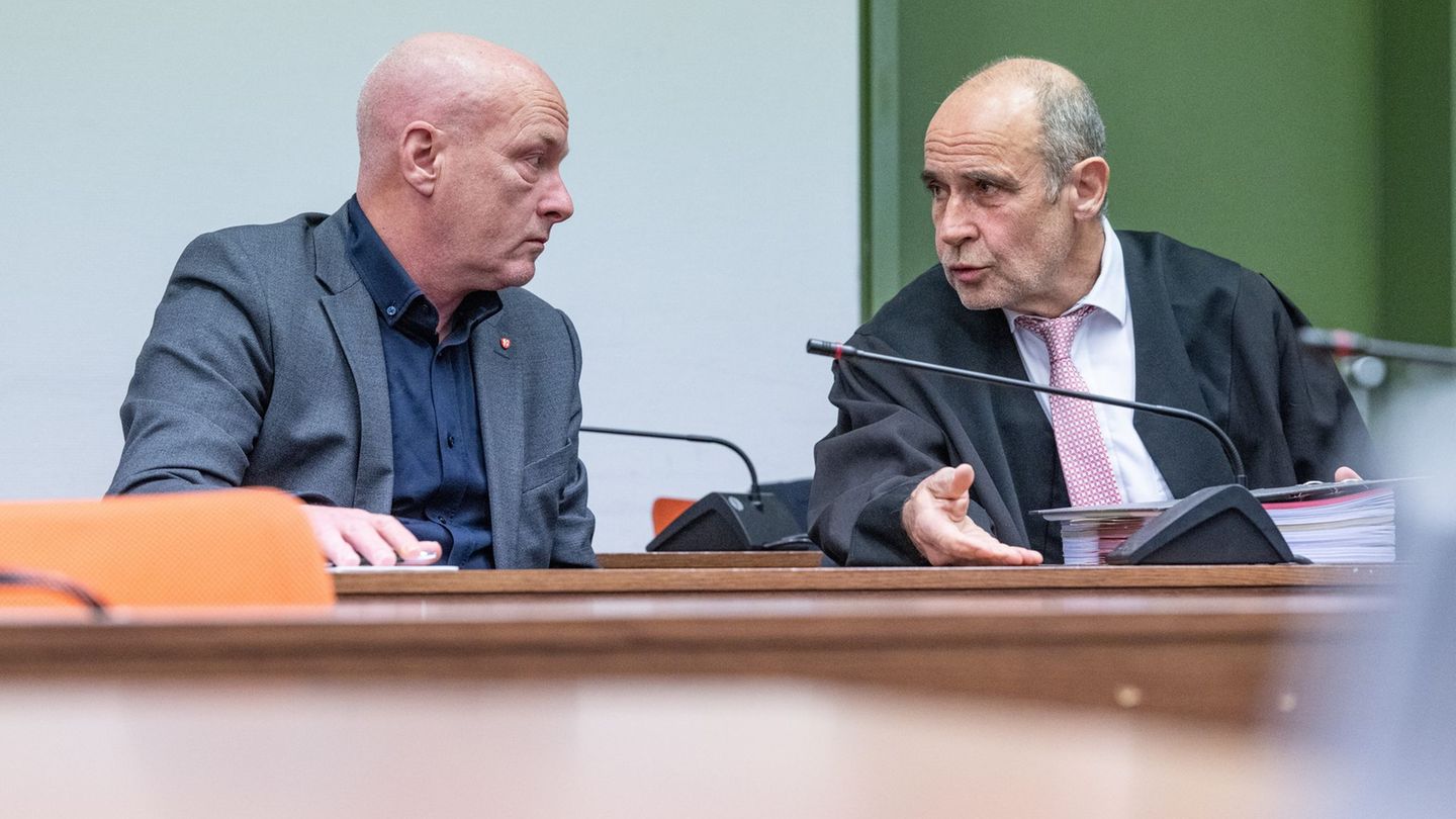 Prozess in München: Joachim Wolbergs (l), früherer Oberbürgermeister von Regensburg, sitzt im Verhandlungssaal des Landgerichts