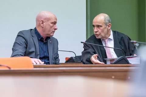 Prozess in München: Joachim Wolbergs (l), früherer Oberbürgermeister von Regensburg, sitzt im Verhandlungssaal des Landgerichts