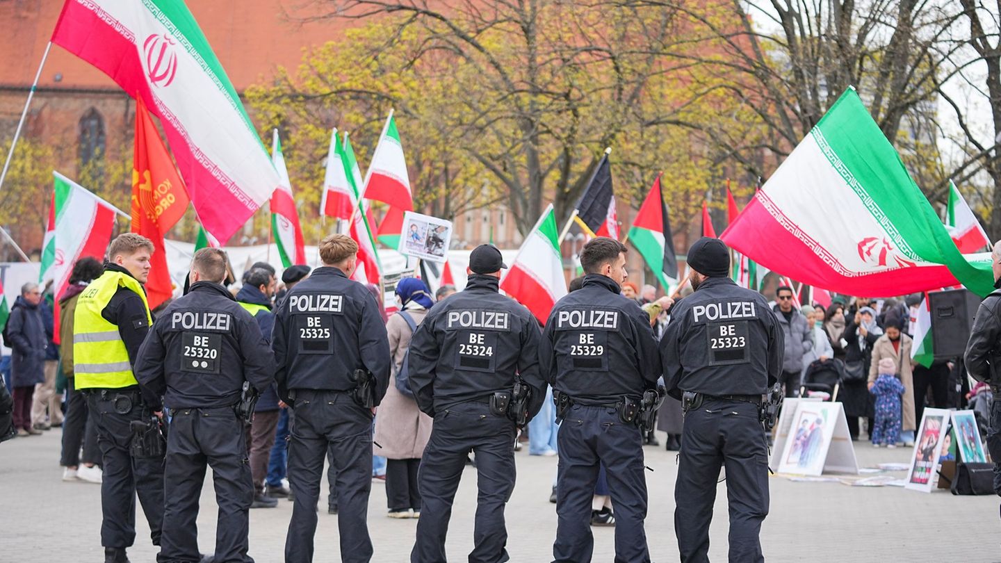 Porträts von Chamenei: Rund 150 Teilnehmer bei Pro-Iran-Demo vor Rotem Rathaus