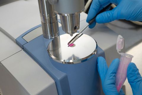 In Rostock gibt es jetzt eine feste Anlaufstelle mit regelmäßigen Terminen für Drug-Checking. (Archivbild) Foto: Philip Dulian/d