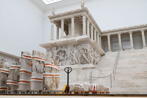 Derzeit für Besucher geschlossen: der berühmte Pergamonaltar. (Archivbild) Foto: Markus Lenhardt/dpa