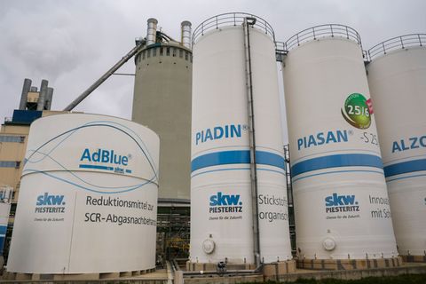 Der EU-Agrarkommissar will die Düngemittelindustrie in Europa halten. Foto: Jan Woitas/dpa