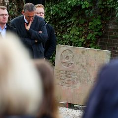 Die Betroffenheit nach der Schändung zweier Ehrenmale ist in Mönchengladbach groß. Foto: Christoph Reichwein/dpa