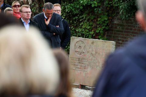 Die Betroffenheit nach der Schändung zweier Ehrenmale ist in Mönchengladbach groß. Foto: Christoph Reichwein/dpa