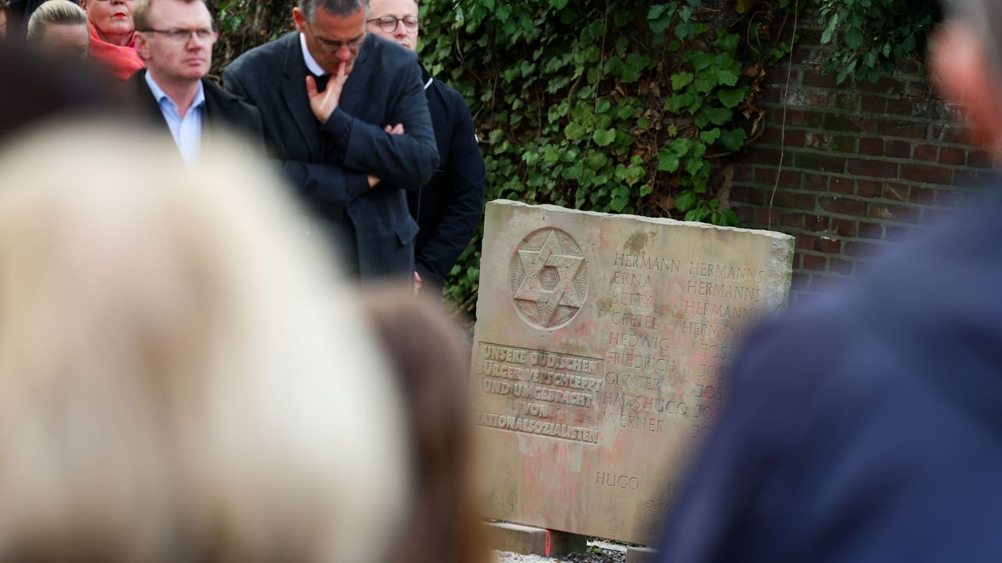 Mönchengladbach: Rund 400 Menschen bei Mahnwache an jüdischem Ehrenmal