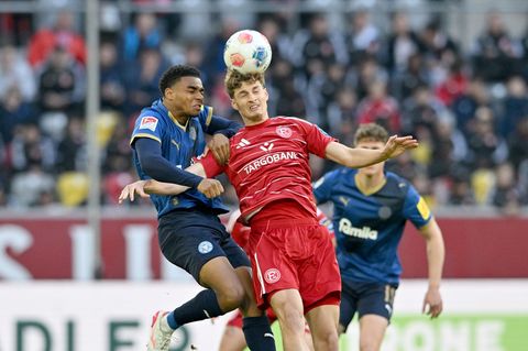 Kiels Ikem Ugoh (l) und Düsseldorfs Luca Raimund kämpfen um den Ball. Foto: Anke Waelischmiller/dpa