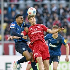 Kiels Ikem Ugoh (l) und Düsseldorfs Luca Raimund kämpfen um den Ball. Foto: Anke Waelischmiller/dpa