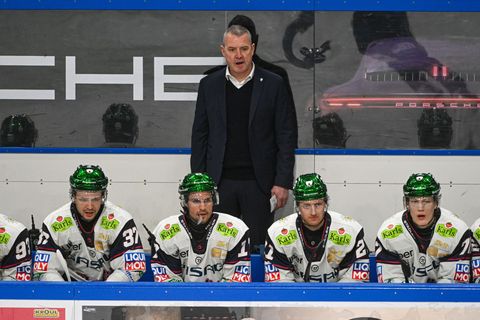 Trainer Serge Aubin und die Eisbären Berlin müssen im zweiten DEL-Halbfinale gegen Köln eine klare Niederlage hinnehmen. (Archiv
