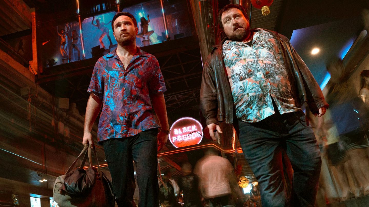 Nicht nur Kreuzberger Nächte sind lang, wie Charly (Frederick Lau, links) und Joseph (Christoph F. Krutzler) in Bangkok feststellen. Auf der Suche nach der Münze geraten sie in ein neues tödliches Abenteuer.