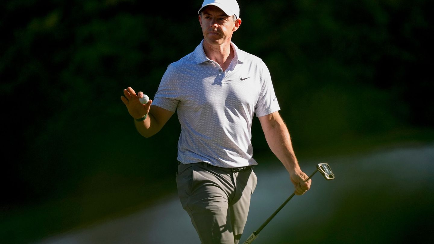 Rory McIlroy steht beim Masters in August nach einer sensationellen Runde vor der Titelverteidigung. Foto: Matt Slocum/AP/dpa