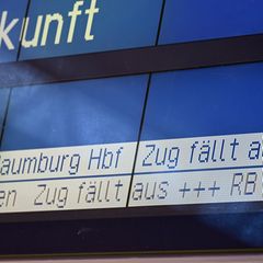 In Thüringen sind immer mehr Züge unpünktlich oder fallen ganz aus. (Archivbild) Foto: Martin Schutt/dpa