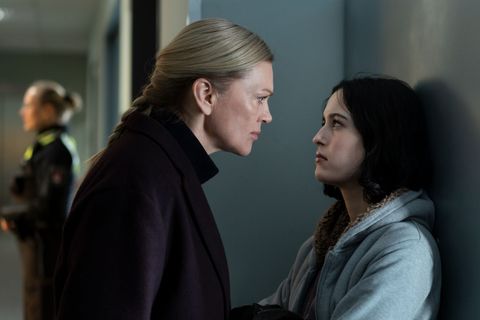 Helen Dorn (Anna Loos, links) erfährt, dass sie neben einer Halbschwester auch noch eine Nichte hat - und Tamara (Maya Lauterbac