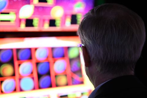 Wie viele Pflaumen sind in einer Reihe? Je mehr, desto besser. Szene aus einer legalen Spielothek in Deutschland. Foto: Wolf von