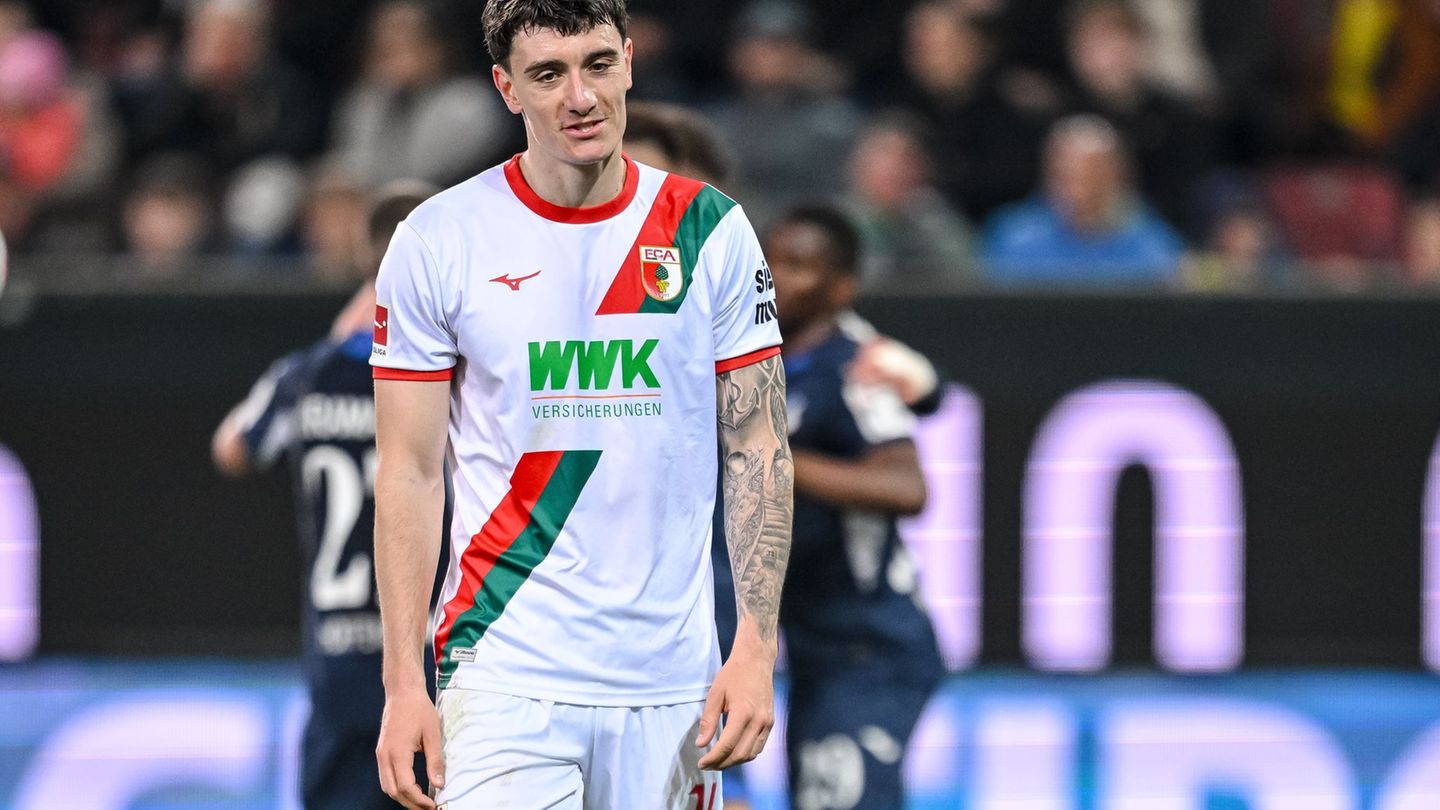 Enttäuscht nach dem 2:2-Unentschieden: Augsburgs Cedric Zesiger. Foto: Harry Langer/dpa