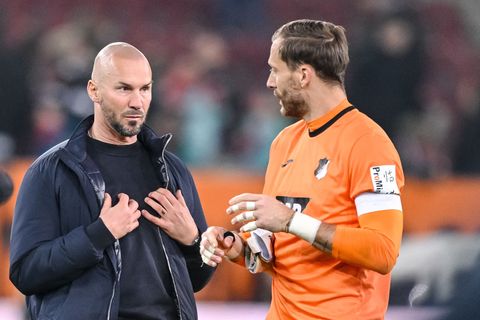 Hoffenheim-Trainer Christian Ilzer sprich mit Torhüter Oliver Baumann. Foto: Harry Langer/dpa