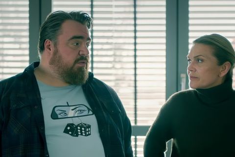 "Helen Dorn: Verdammte Familie": Weyer (Tristan Seith, l.) und Helen Dorn (Anna Loos) sprechen auf dem Revier über den Fall.