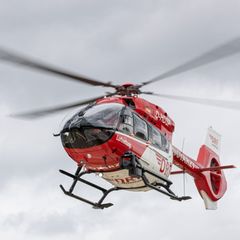 Ein Hubschrauber brachte den verletzten Arbeiter ins Krankenhaus. (Symbolbild) Foto: Daniel Karmann/dpa