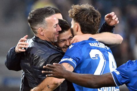 Jubel mit dem Coach: Nach dem Tor zum 3:1 fielen Wanitzek (Mitte) und Schleusener (r) dem Trainer Eichner (l) in die Arme. Foto: