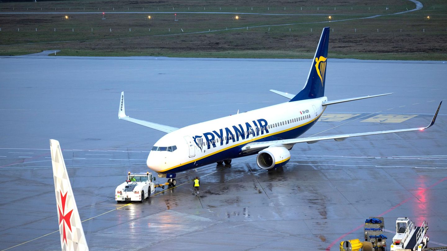 Am Boden geblieben: Wie dieser Ryanair-Maschine könnte es im Sommer vielen Flugzeugen der Gesellschaft gehen. Schuld sind demnach die hohen Kerosinpreise 