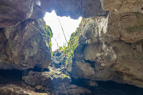 Das Mädchen stürzte durch ein Loch in die Höhle und fiel laut Polizei etwa drei Meter in die Tiefe. Foto: Markus Brandhuber/dpa