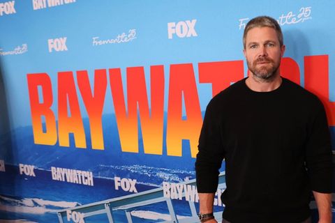 Stephen Amell übernimmt im "Baywatch"-Reboot die Hauptrolle. Einst war David Hasselhoff der Star der Rettungsschwimmer-Serie.