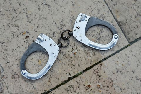 Handschellen als Symbolfoto für Vergewaltigungsfälle