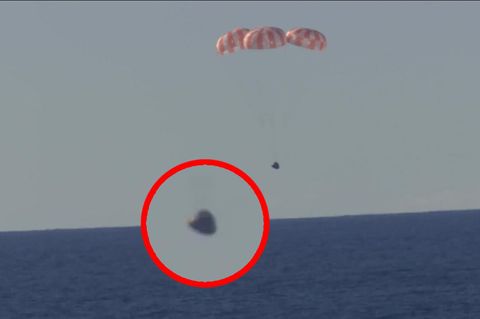 Drei Fallschirme bringen eine Raumkapsel zur Erde