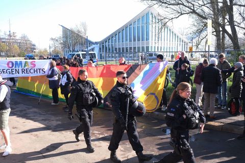 Am Veranstaltungsort gibt es eine Demonstration mit etwa 150 bis 200 Teilnehmern. Foto: Sebastian Willnow/dpa