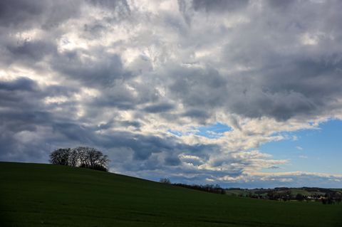 Viele Wolken gibt es im Laufe des Wochenendes. (Symbolbild) Foto: Jan Woitas/dpa