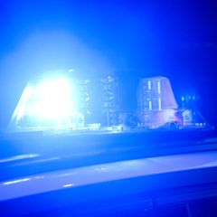 Die Polizei ist noch auf der Suche nach dem Fahrer des Unfallautos. (Symbolbild) Foto: Julian Stratenschulte/dpa