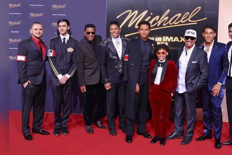 Ein Teil der Jackson-Familie mit Schauspieler Juliano Valdi (4.v.r.), der den jungen Michael verkörpert, auf dem roten Teppich