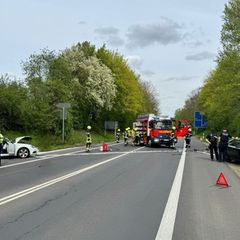 Bei dem Unfall sind größere Mengen an Kraftstoff ausgelaufen. Foto: Feuerwehr Bergheim/dpa