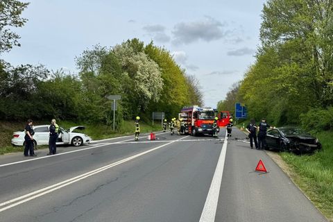 Bei dem Unfall sind größere Mengen an Kraftstoff ausgelaufen. Foto: Feuerwehr Bergheim/dpa