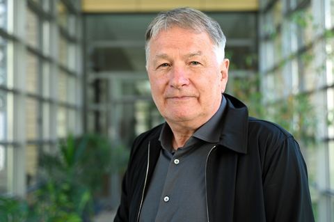 Schauspieler Thomas Rühmann bringt die Geschichte von NS-Zwangsarbeiterinnen auf die Bühne. (Archivbild) Foto: Elisa Schu/dpa