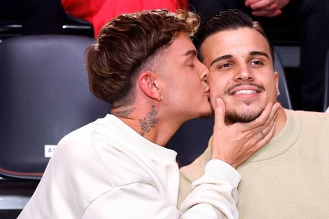 Ihre Liebe dürfen jetzt alle sehen: Twenty4Tim drückte seinem Edin Volarov im "Let's Dance"-Studio ein Küsschen auf die Wange.