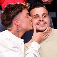 Ihre Liebe dürfen jetzt alle sehen: Twenty4Tim drückte seinem Edin Volarov im "Let's Dance"-Studio ein Küsschen auf die Wange.