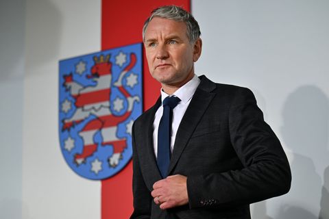Die AfD von Björn Höcke ist in Thüringen nach wie vor stärkste Kraft. (Archivbild) Foto: Martin Schutt/dpa