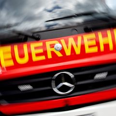 Die Feuerwehr verhinderte ein Übergreifen der Flammen auf benachbarte Häuser. (Symbolbild) Foto: Hauke-Christian Dittrich/dpa