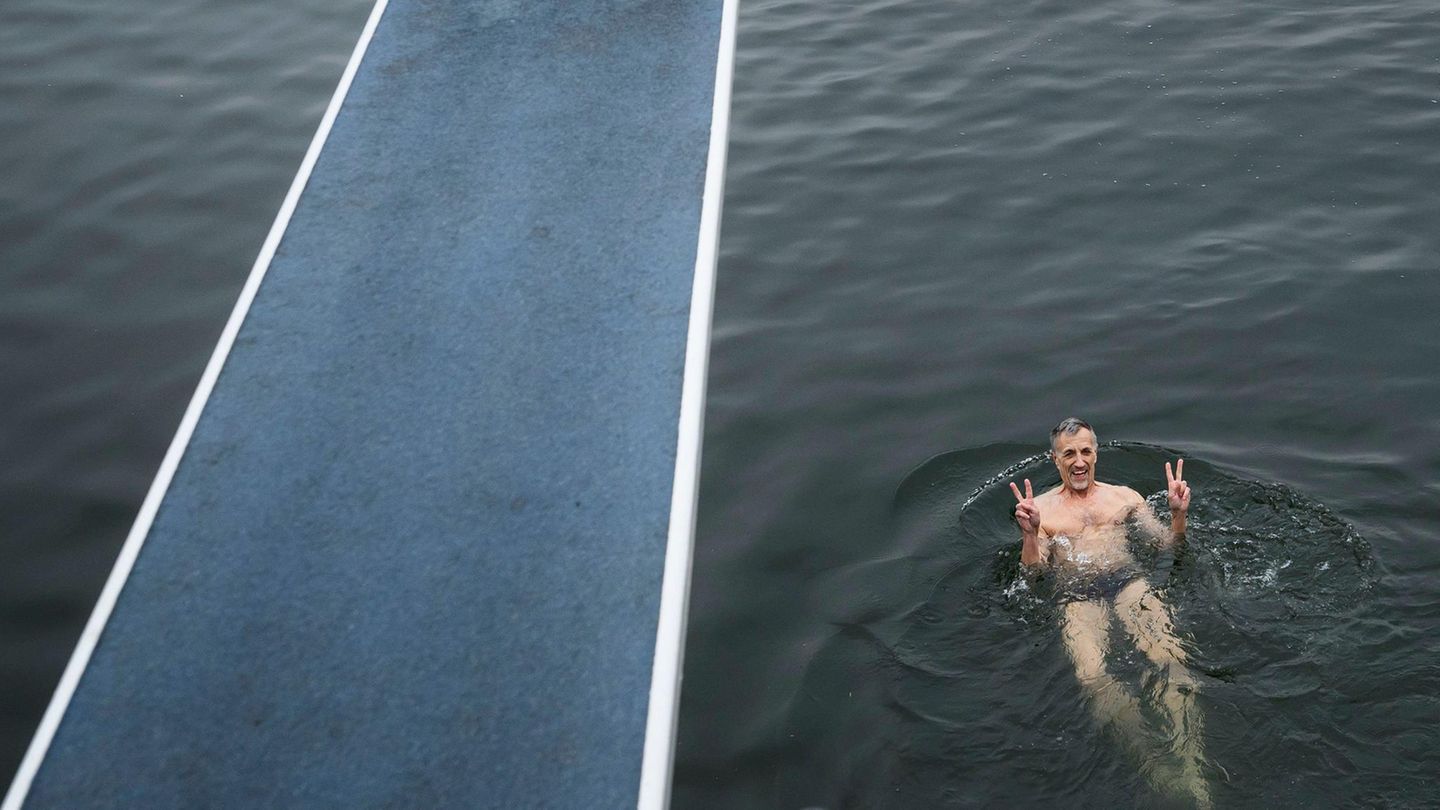 Ein Mann im Zürcher See