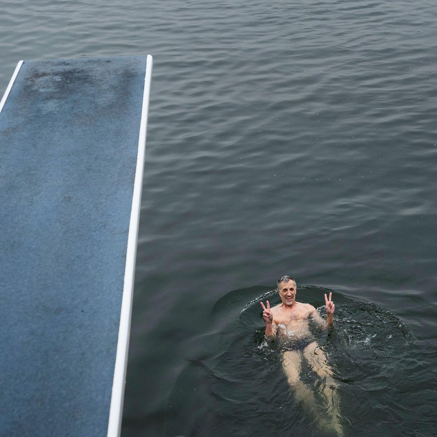 Ein Mann im Zürcher See
