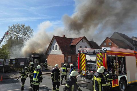 Dichter Rauch steigt über einem Wohngebiet in Vechelde auf, während Einsatzkräfte gegen die Flammen kämpfen. Foto: Christian Bra