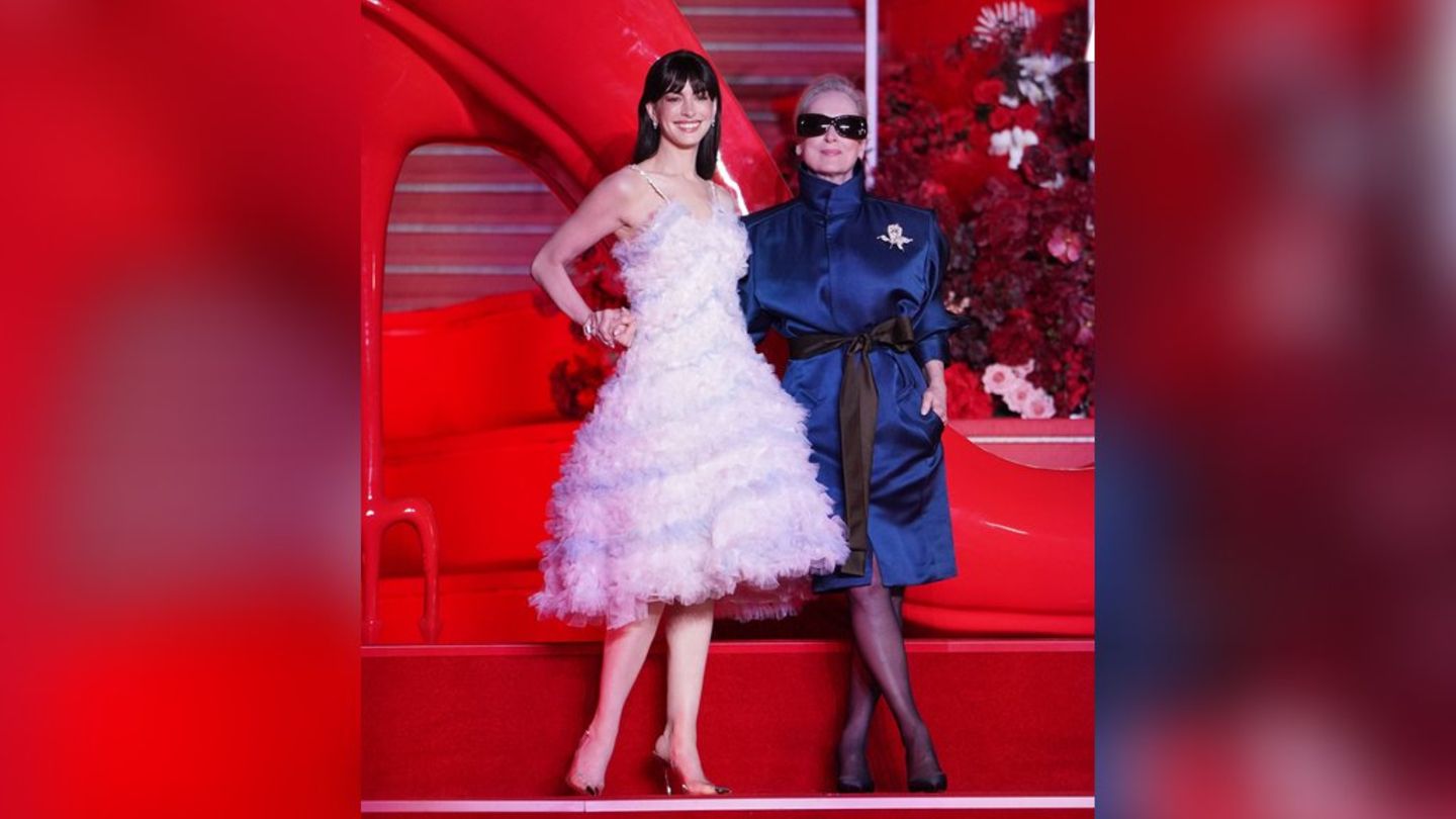 Anne Hathaway (li.) und Meryl Streep in Shanghai.