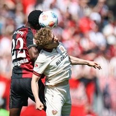 Viele Zweikämpfe prägten das Spiel, hier zwischen Nürnnbergs Rabby Nzingoula (l) und Luca Herrmann. Foto: Daniel Karmann/dpa