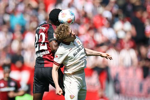 Viele Zweikämpfe prägten das Spiel, hier zwischen Nürnnbergs Rabby Nzingoula (l) und Luca Herrmann. Foto: Daniel Karmann/dpa