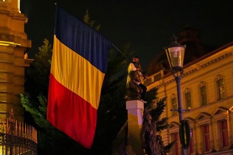 In Rumänien ist eine Autofahrerin mit zu hohem Tempo gestoppt worden. (Symboldbild) Foto: Vadim Ghirda/AP/dpa