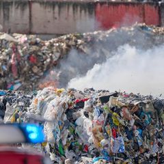 Auf dem Gelände der Firma hatte sich Kunststoffmüll entzündet. Foto: Sascha Ditscher/dpa