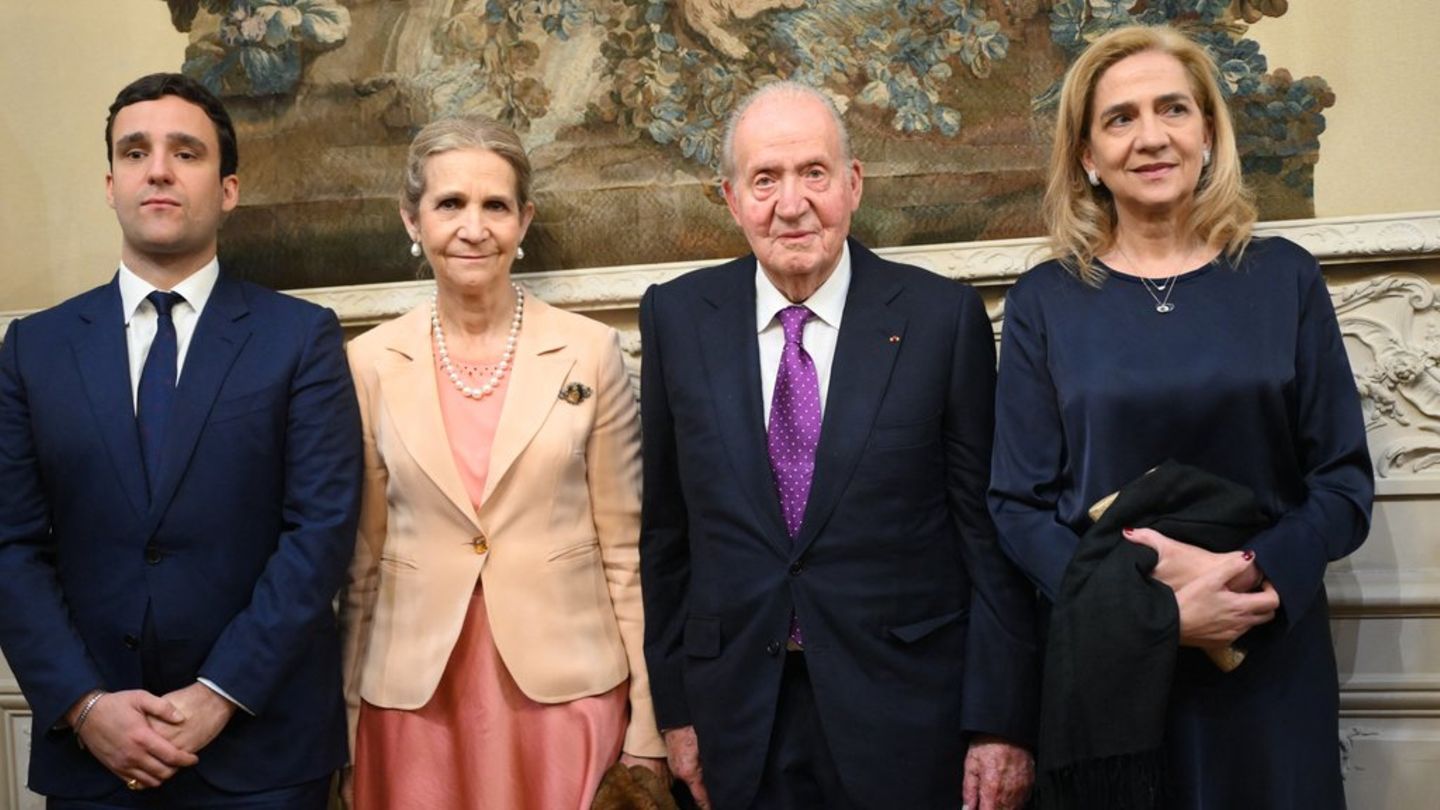 Töchter an seiner Seite: Ex-König Juan Carlos wird in Paris geehrt