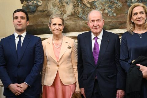 Enkel Felipe (v.l.), Tochter Elena, Juan Carlos und Tochter Cristina in Paris.