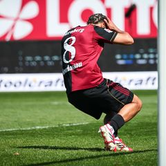 Nürnbergs Henri Koudossou reagiert entsetzt nach seinem Eigentor. Foto: Daniel Karmann/dpa